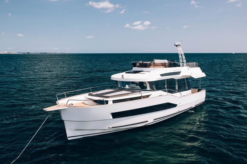Tyylikäs flybridge-vene suojaisessa satamassa – Delphia 12 FlyLounge tarjoaa helpon ja rennon veneilykokemu