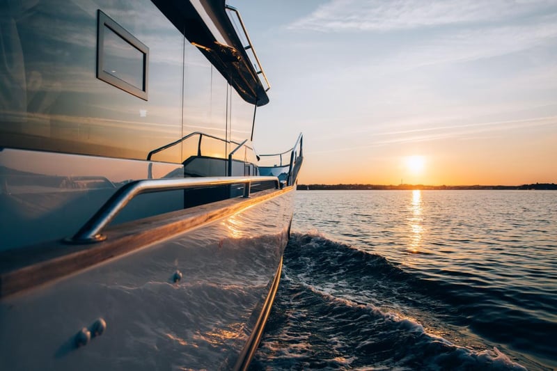 Flybridge-veneen profiilikuva korostaa veneen selkeitä linjoja ja tilavaa runkoa.