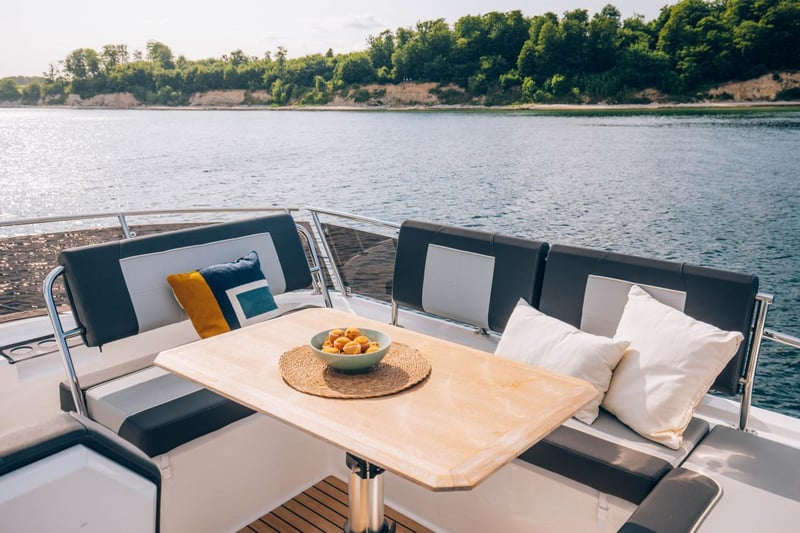 Upea flybridge-taso ruokailuun tai rentoutumiseen veneen yläkerrassa.