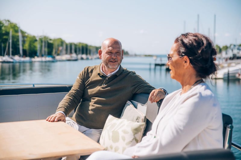 Delphia 12 FlyLoungessa on useita paikkoja seurustella. Avotilassa keulassa, takana ja yläohjaamosta löytyy mukavuudet. Lisäksi sisällä istuinryhmä. Missä sinä vietät kesän.