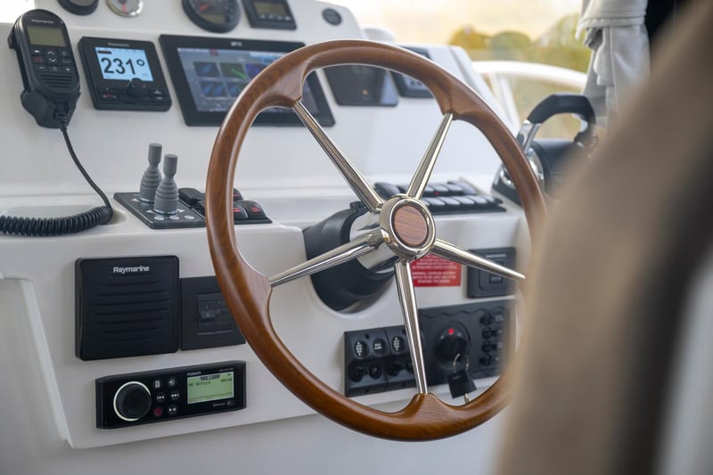 Käytännöllinen navigointipiste ohjaamon vieressä