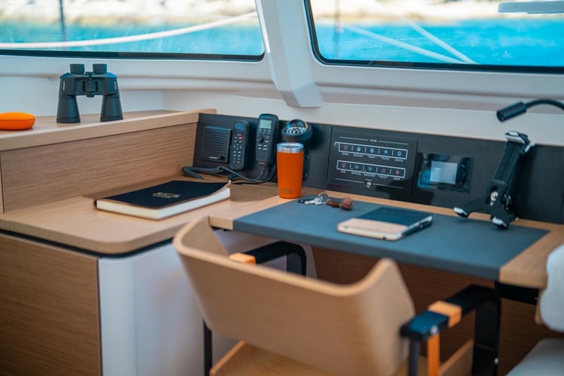 Excess 13 tyylikäs ja ylellinen navigointipöytä