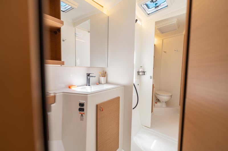 Tilava wc ja suihkutila erillisellä suihkukaapilla, laadukkailla kalusteilla ja modernilla viimeistelyllä.
