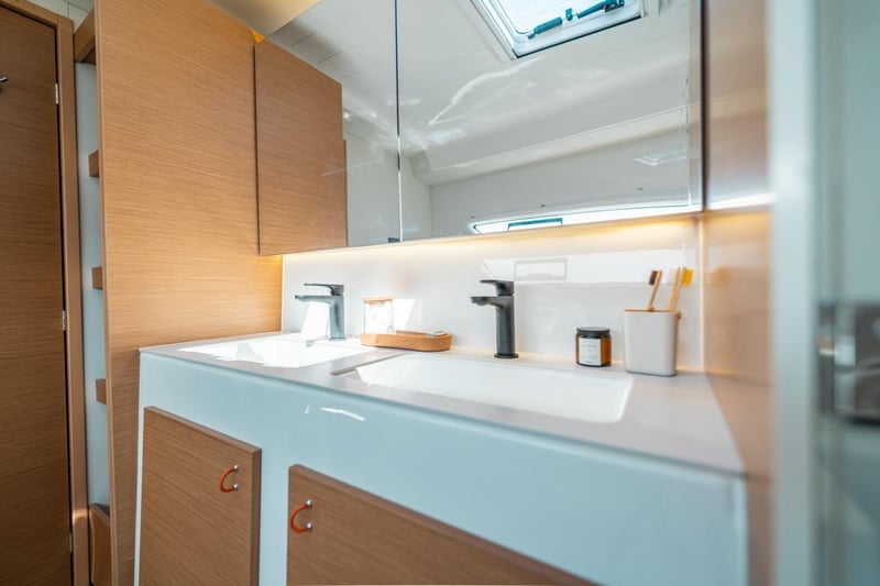 Tilava wc ja suihkutila erillisellä suihkukaapilla, laadukkailla kalusteilla ja modernilla viimeistelyllä.