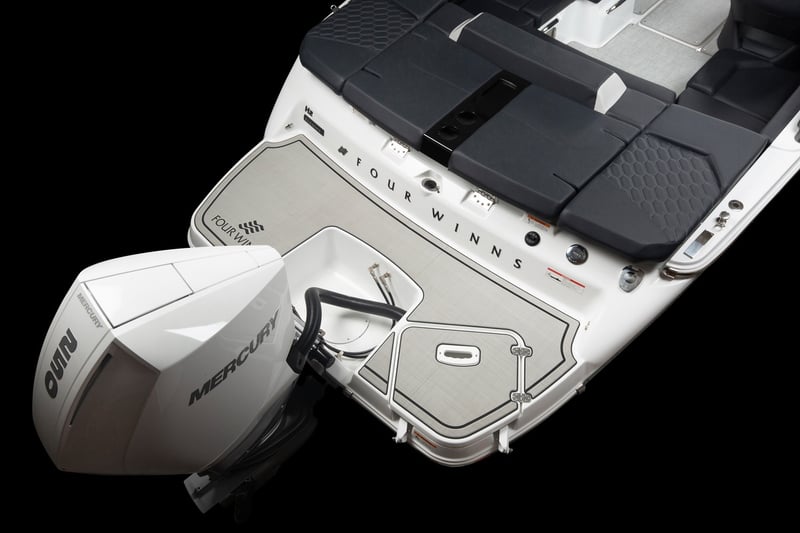H_2_OB_ELEVATE_IMAGE_INTERIOR_AFT_SWIM_PLATEFORM