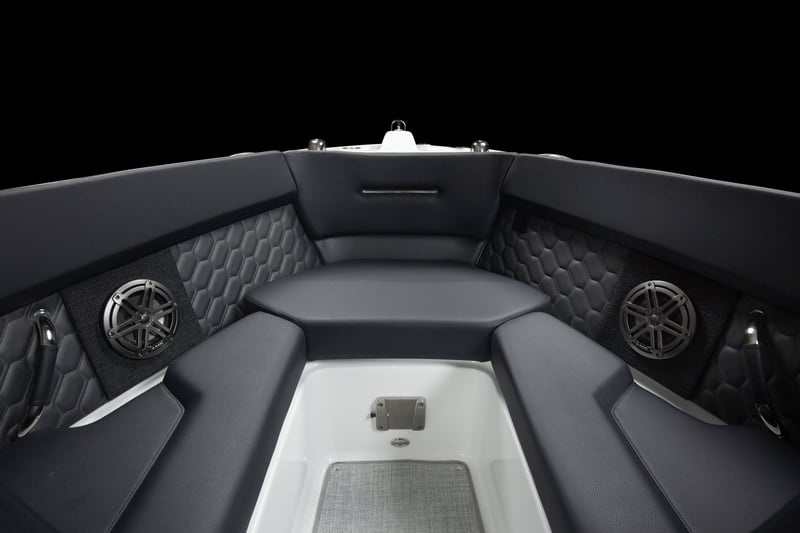 H_2_OB_ELEVATE_IMAGE_INTERIOR_BOW_SEATING