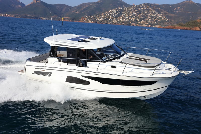 Jeanneau Merry Fisher 1095 Coupe sivuprofiili laiturissa, moderni retkivene koko perheelle.