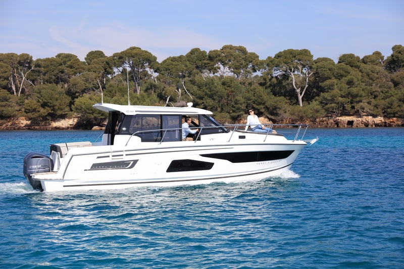 Jeanneau Merry Fisher 1095 Coupé ulkoprofiili — tyylikäs 10,45 m vene järvelle tai merelle, vakaa runko ja tehokas perämoottori varmistavat sujuvan seilauksen.