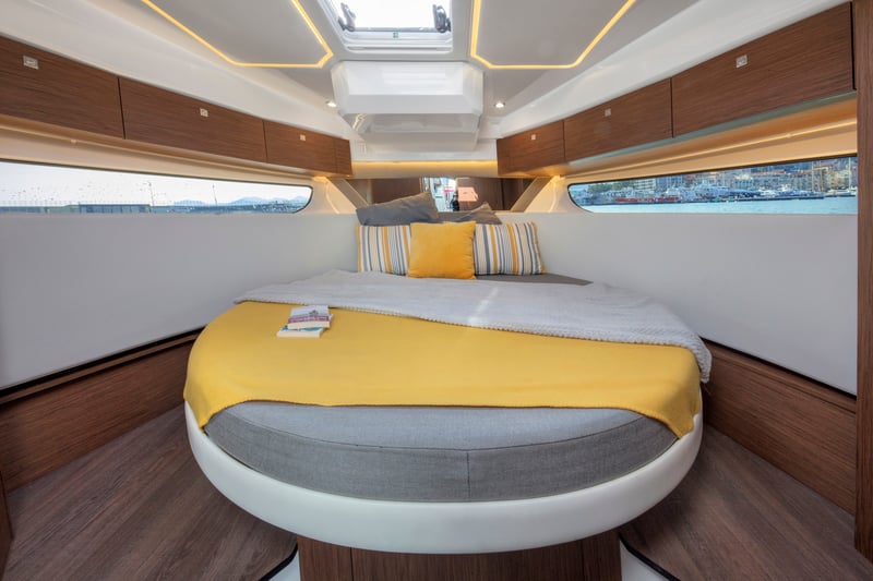 Owner’s cabin – päähytti — tilava hyt­ti omalla säilytyksellä ja suurella ikkunalla, maksimimukavuus seilauksessa.
