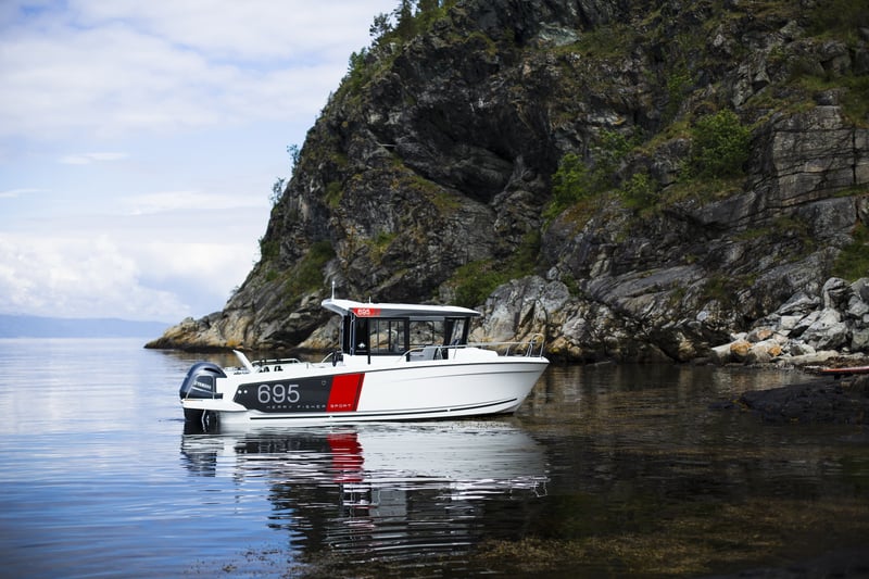 Jeanneau Merry Fisher 695 leveä sivuovi.