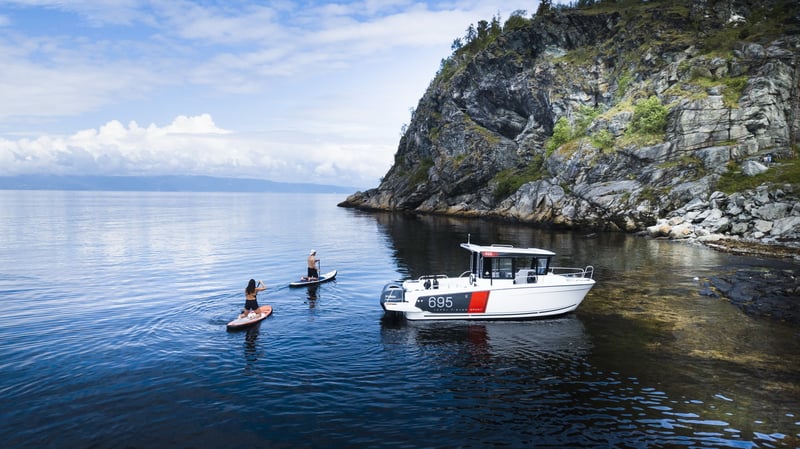 Jeanneau Merry Fisher 695 ulkona kalastusretkellä.