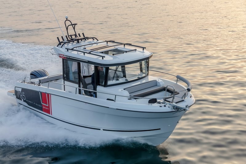 Jeanneau Merry Fisher 795 syvät sivukäytävät.