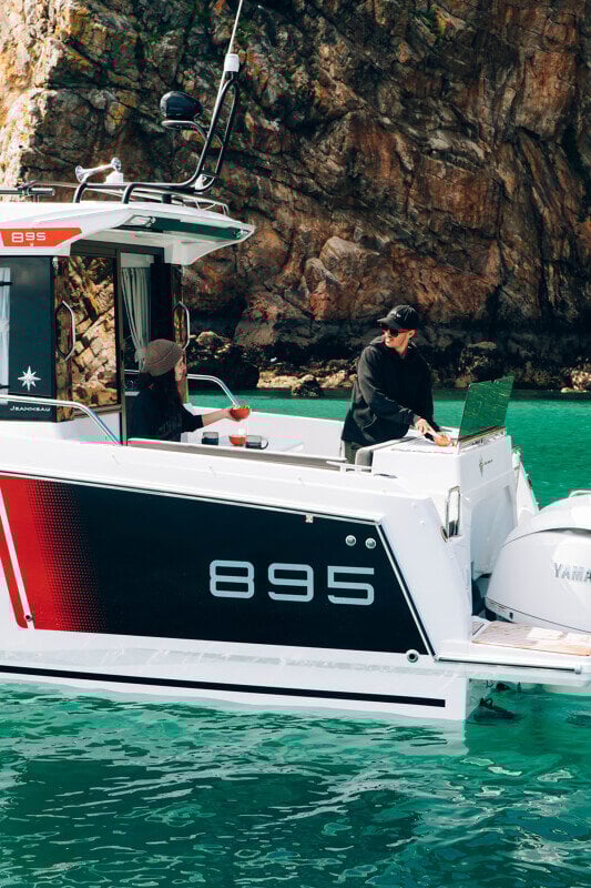 Merry Fisher 895 Sport Serie 2 perältä katsottuna – Avara ja käytännöllinen ulkoasu.