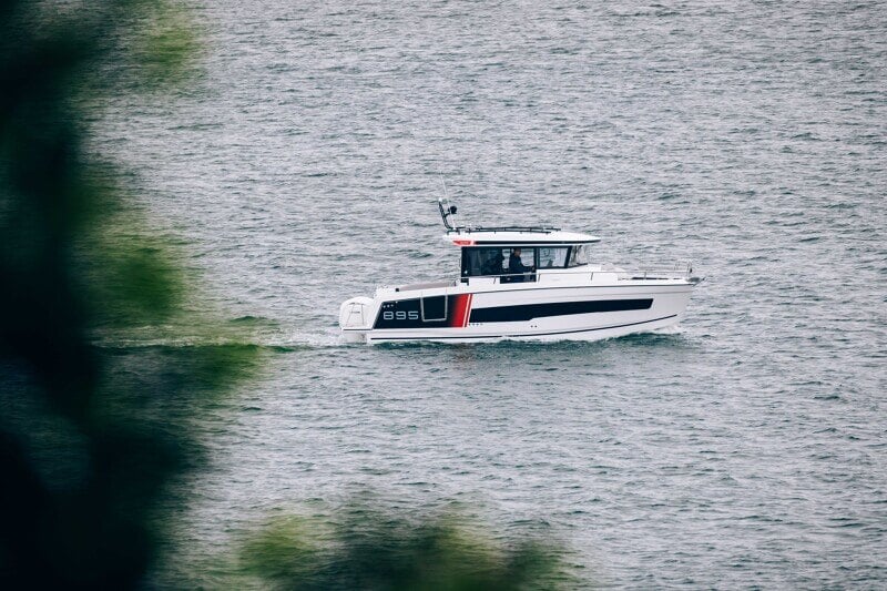 Wakeboarding auringonpaisteessa – Nopeaa ja hauskaa menoa Merry Fisher 895 Sport Serie 2:n perässä.