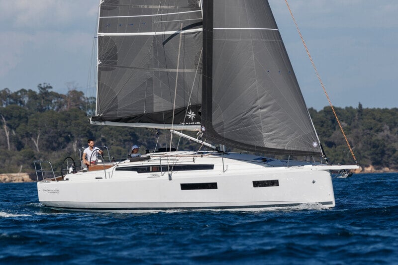 Aurinkoinen kuva Sun Odyssey 350:stä purjehtimassa rauhallisella merellä.