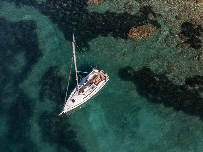 Sun Odyssey 350, perheen nauttiessa auringosta avotilan mukavilla istuimilla.