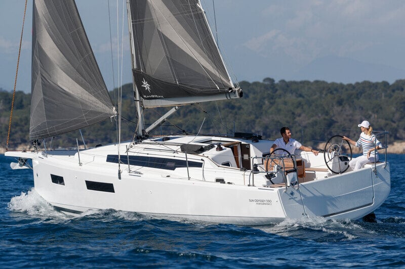 Lähikuva Sun Odyssey 350:n mastosta ja purjeista täydellisessä tuulessa.
