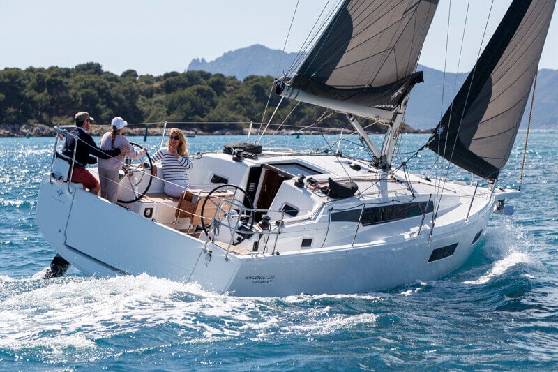Yläilmakuva Sun Odyssey 350:stä, jossa näkyy walkaround-kansi ja tilava uimataso.