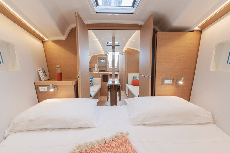 Omistajahytti Sun Odyssey 350:ssä, jossa suuri sänky ja tyylikkäät säilytysratkaisut.