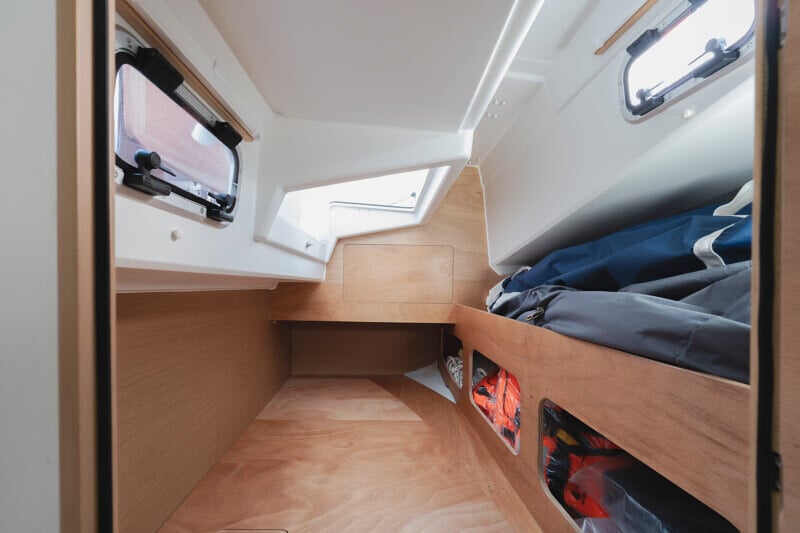Takahytti Sun Odyssey 350:ssä, jossa runsas säilytystila.