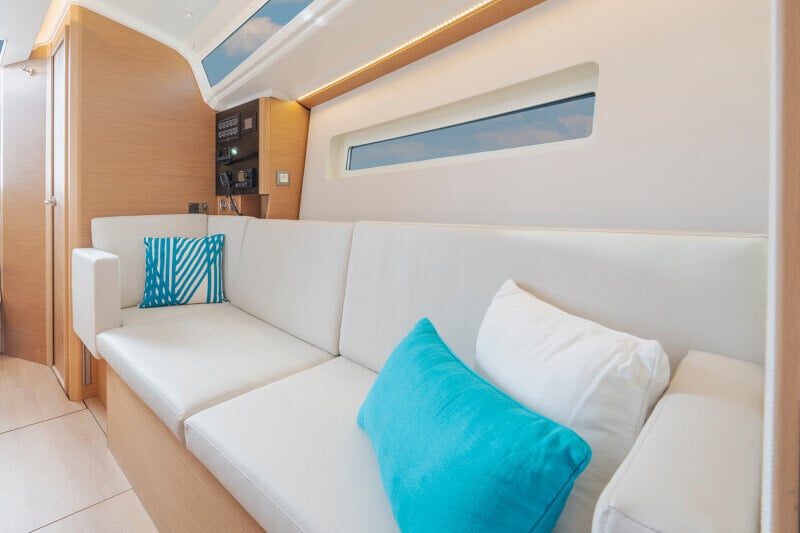 Sun Odyssey 350:n salonki, jossa epäsuora valaistus luo lämpimän tunnelman.