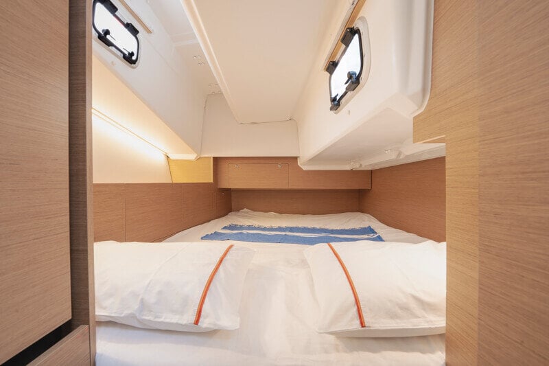 Takahytti Sun Odyssey 350:ssä, jossa mukavat nukkumatilat ja runsas säilytystila.