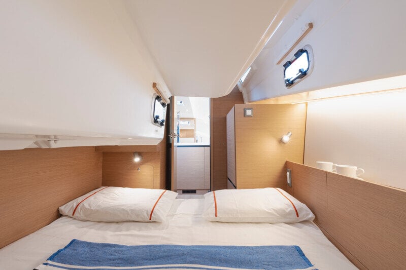 Takahytti Sun Odyssey 350:ssä, jossa mukavat nukkumatilat ja runsas säilytystila.