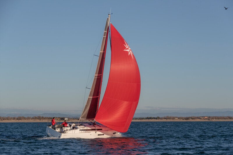 Aurinkoinen kuva Sun Odyssey 380:stä purjehtimassa kirkkaan sinisellä merellä.