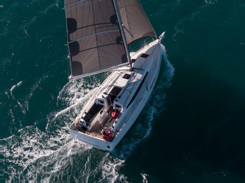 Sun Odyssey 380 avotila, jossa kaksinkertaiset ohjauspyörät ja ergonomiset istuimet.