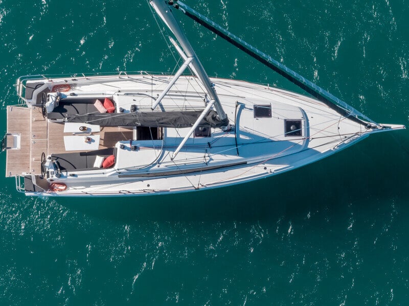 Yläilmakuva Jeanneau Sun Odyssey 380:stä, jossa näkyy walkaround-kansi ja leveä uimataso.