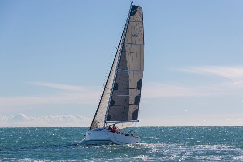 Maston ja purjeiden lähikuva Sun Odyssey 380:ssä, tuoden esiin sen teknisen suunnittelun.