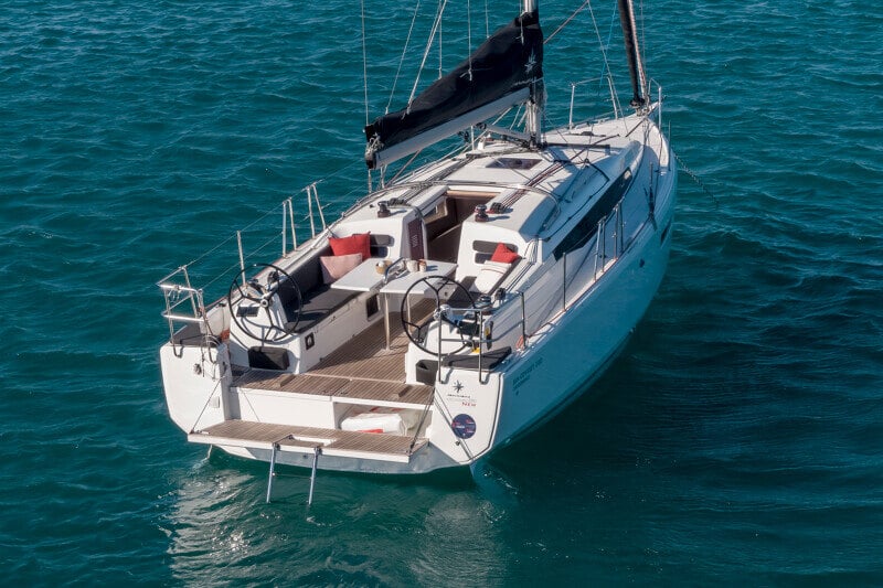 Sivukuva Sun Odyssey 380:stä purjeet täysin nostettuna, navigoimassa vakaasti merellä.