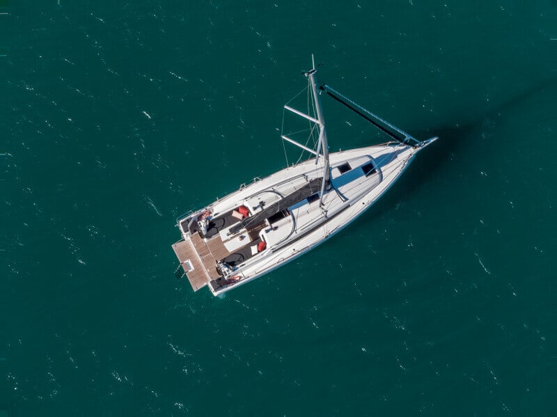 Jeanneau Sun Odyssey 380:n avotila lintuperspektiivistä, jossa näkyvät istuinalueet ja ohjauspyörät.