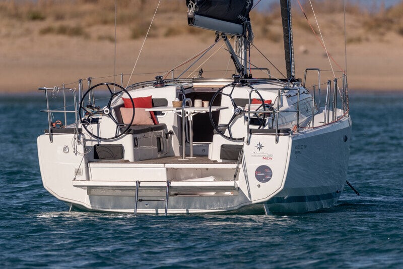 Sun Odyssey 380 purjeiden ollessa ylhäällä, täydellinen yhdistelmä suorituskykyä ja estetiikkaa.
