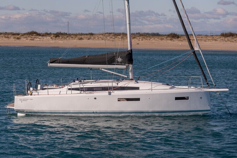 Lähikuva Jeanneau Sun Odyssey 380:n keulasta, jossa moderni ankkurijärjestelmä.