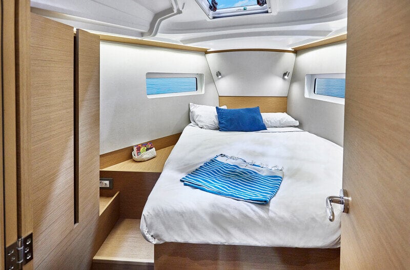 Takahytti Sun Odyssey 380:ssä, tilava ja käytännöllinen omistajan hytti pitkille purjehduksille
