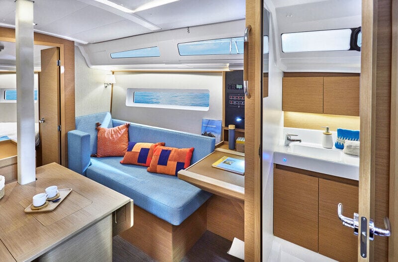 Sun Odyssey 380:n salonki, jossa pehmeä epäsuora valaistus luo lämpimän tunnelman.