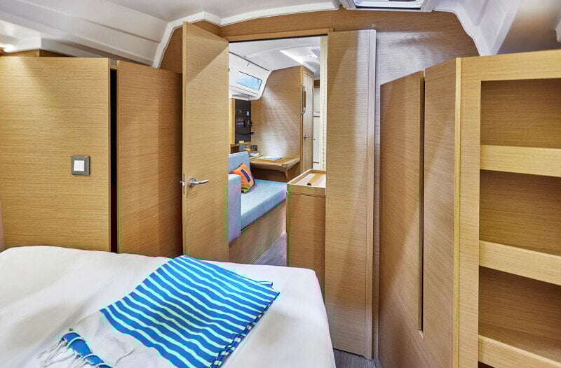 Omistajahytti Sun Odyssey 380:ssä, jossa suuri sänky, luonnonvaloa ja pehmeät valaistusratkaisut.
