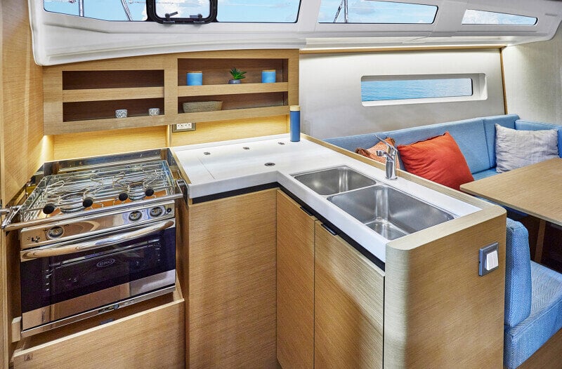 Keittiö Sun Odyssey 380:ssä, jossa täydelliset varusteet, mukaan lukien liesi, tiskiallas ja säilytystilat.
