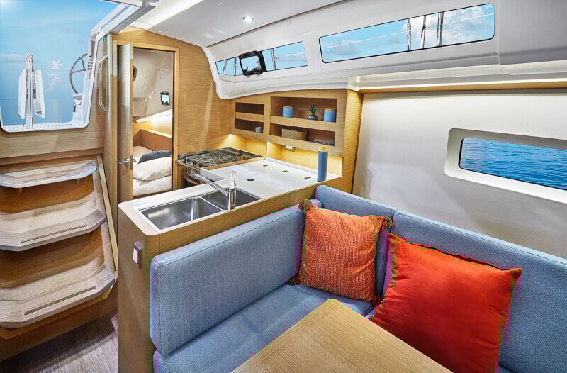 Jeanneau Sun Odyssey 380:n valoisa ja tilava salonki, jossa moderni sisustus ja suuri ruokapöytä.