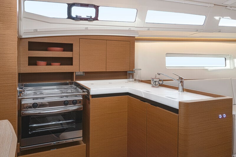 Keittiön varustelut Sun Odyssey 380:ssä, jotka on optimoitu pitkille purjehduksille.