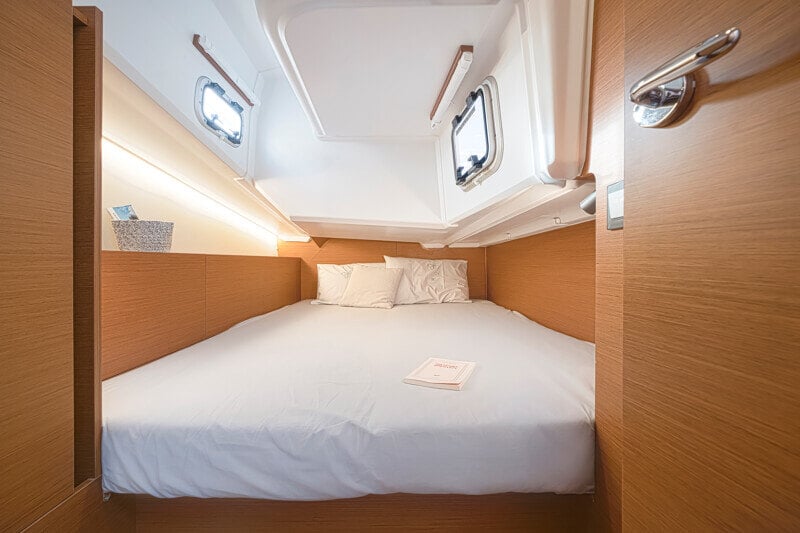 Sun_Odyssey_380-aft cabin sailboat