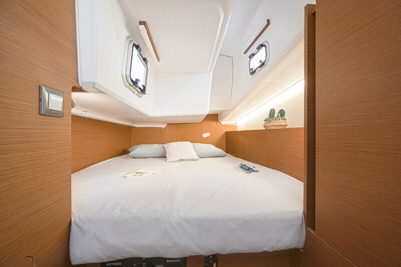 Takahytti Sun Odyssey 380:ssä, tilava ja käytännöllinen nukkumisratkaisu pidemmille matkoille