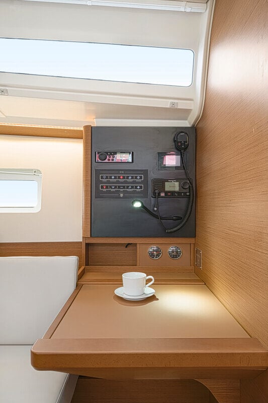 Epäsuora valaistus Sun Odyssey 380:n sisätiloissa, joka korostaa veneen tyylikkyyttä ja mukavuutta.