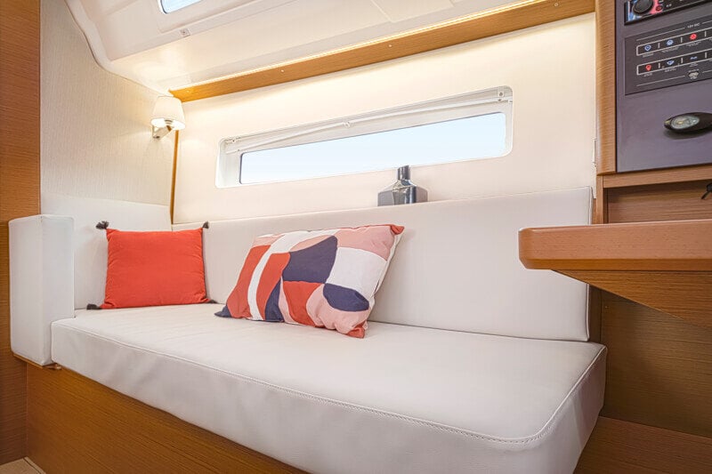 Sun Odyssey 380 tyylikas ja mukava sohva