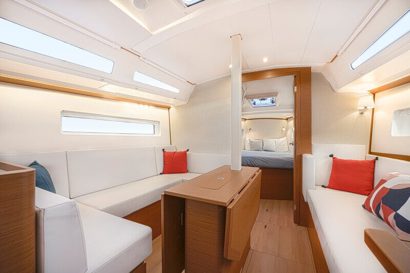 Jeanneau Sun Odyssey 380:n moderni salonki