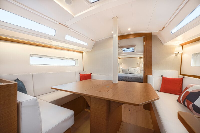 Jeanneau Sun Odyssey 380:n moderni ja valoisa salonki, jossa suuret ikkunat tuovat luonnonvaloa.