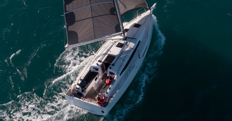 Jeanneau Sun Odyssey 380:n avotila lintuperspektiivistä, jossa näkyvät istuinalueet ja ohjauspyörät.