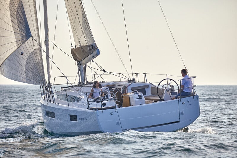 Sun Odyssey 410 kallistuneena purjehduksessa – Vene kallistuu hallitusti tuulen voimasta, osoittaen suorituskykyään.