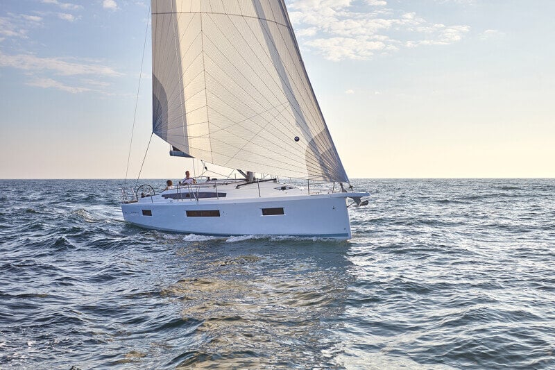 Sun Odyssey 410 myötätuulessa – Purjeet täyttyneinä, vene lipuu tasaisesti eteenpäin.
